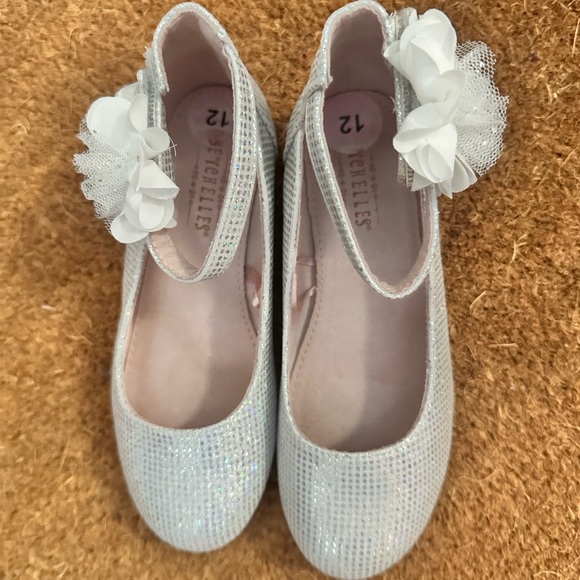 Little Girls Size12 White Sandals with Sparkles Shine and Floral embellishments! - Picture 3 of 6